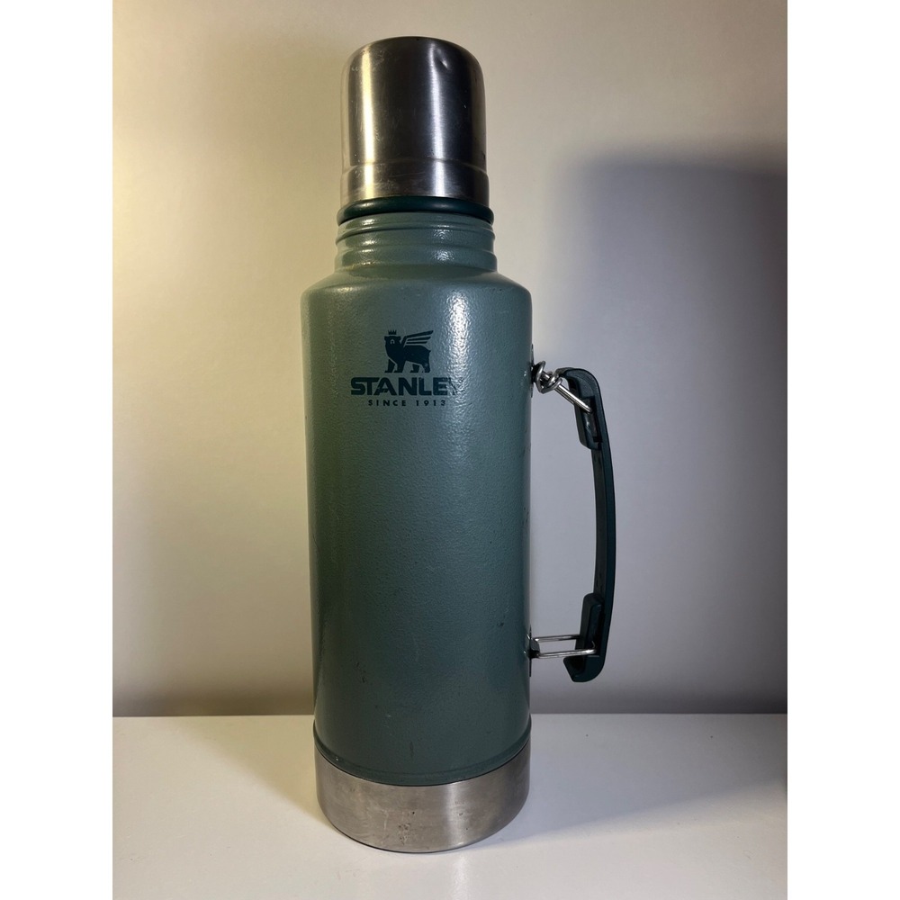 Stanley Classic Legendary Vacuum Bottle – 2 Qt / 1.9L – Hammertone Green